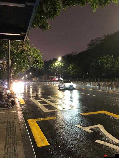 外勤中突然下雨麻妃：雨中的意外与挑战